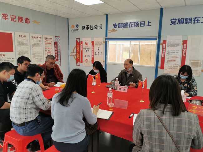 陳琳指導(dǎo)項(xiàng)目“紅色工地”創(chuàng)建工作。王瑾貞 攝（修圖）.jpg
