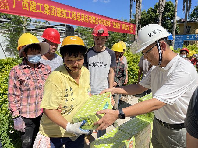 （修圖）陸烜為工人發(fā)放清涼慰問品。容芝雅 攝.jpg