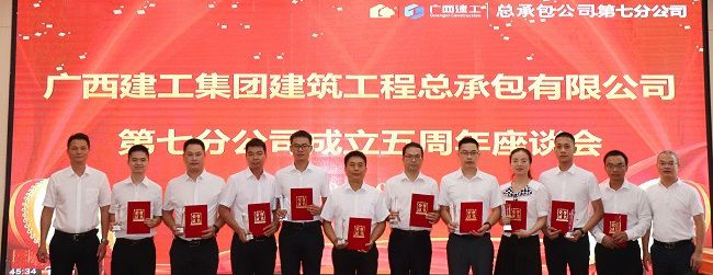 鄧少新與獲獎(jiǎng)職工合影。周煜川 攝（修圖）.jpg